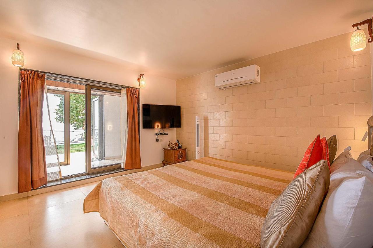 Casamo Silver Oak By Stayvista - Overlooking A Lake & Valley, Lush Green Lawns, & A Private Pool Mahabaleshwar Exterior photo