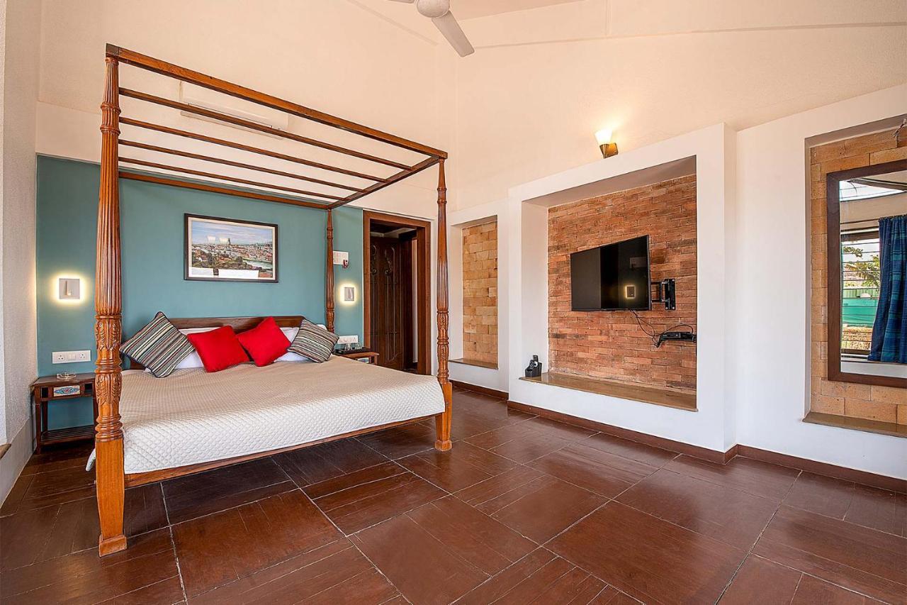 Casamo Silver Oak By Stayvista - Overlooking A Lake & Valley, Lush Green Lawns, & A Private Pool Mahabaleshwar Exterior photo