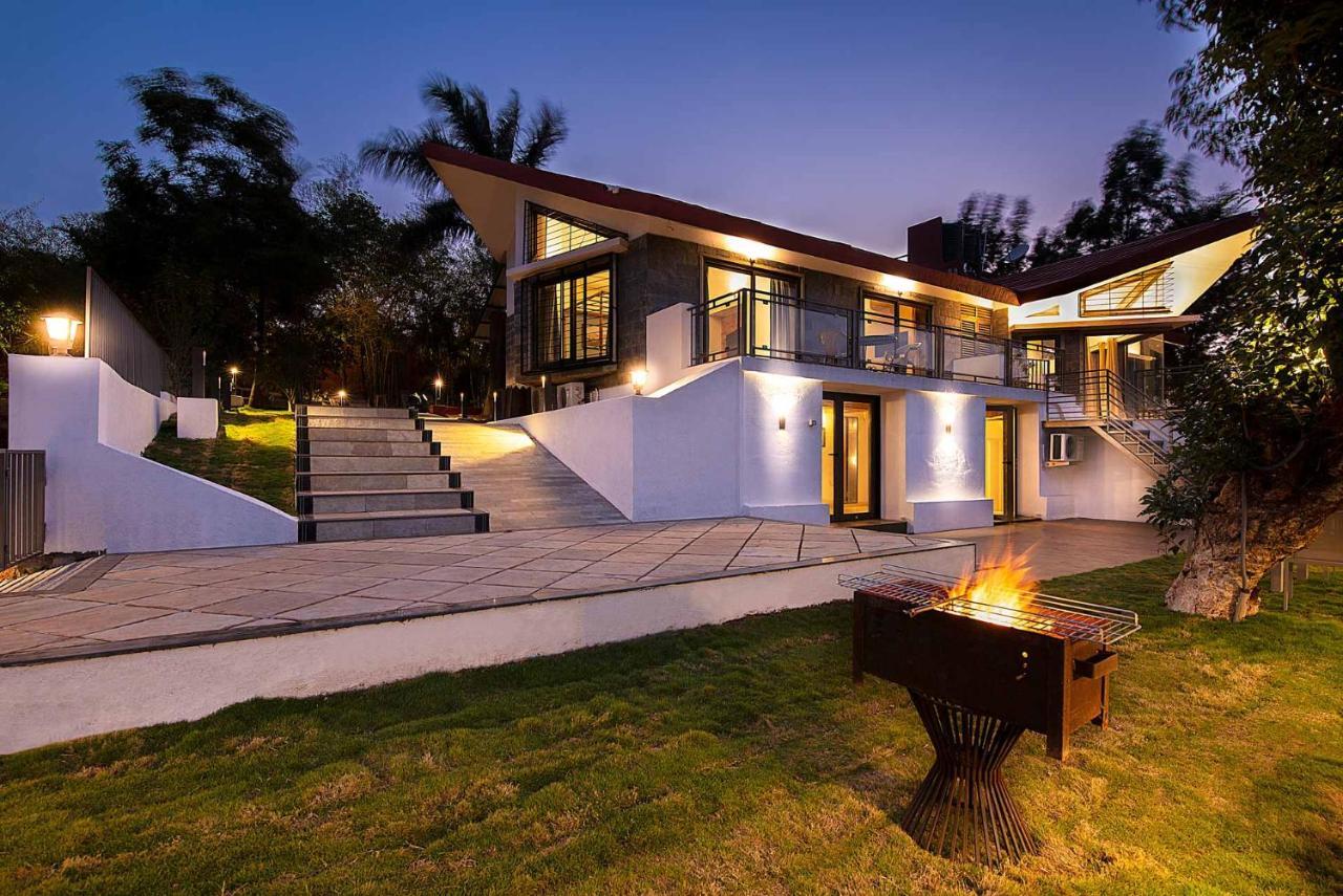 Casamo Silver Oak By Stayvista - Overlooking A Lake & Valley, Lush Green Lawns, & A Private Pool Mahabaleshwar Exterior photo