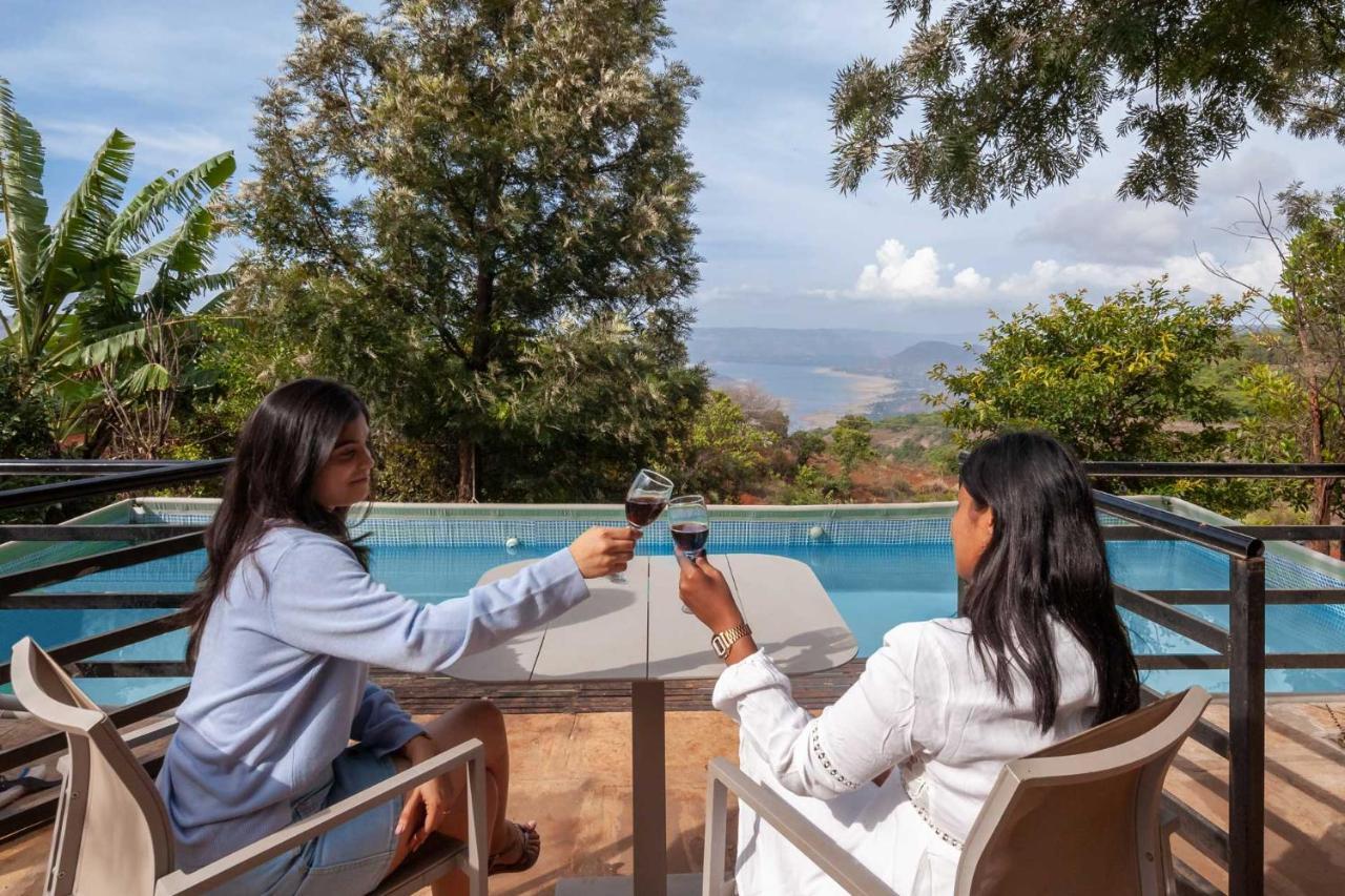 Casamo Silver Oak By Stayvista - Overlooking A Lake & Valley, Lush Green Lawns, & A Private Pool Mahabaleshwar Exterior photo