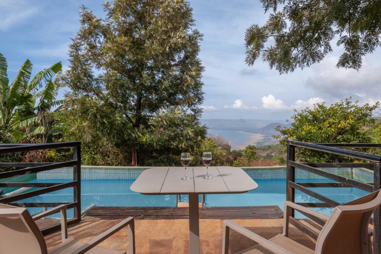 Casamo Silver Oak By Stayvista - Overlooking A Lake & Valley, Lush Green Lawns, & A Private Pool Mahabaleshwar Exterior photo