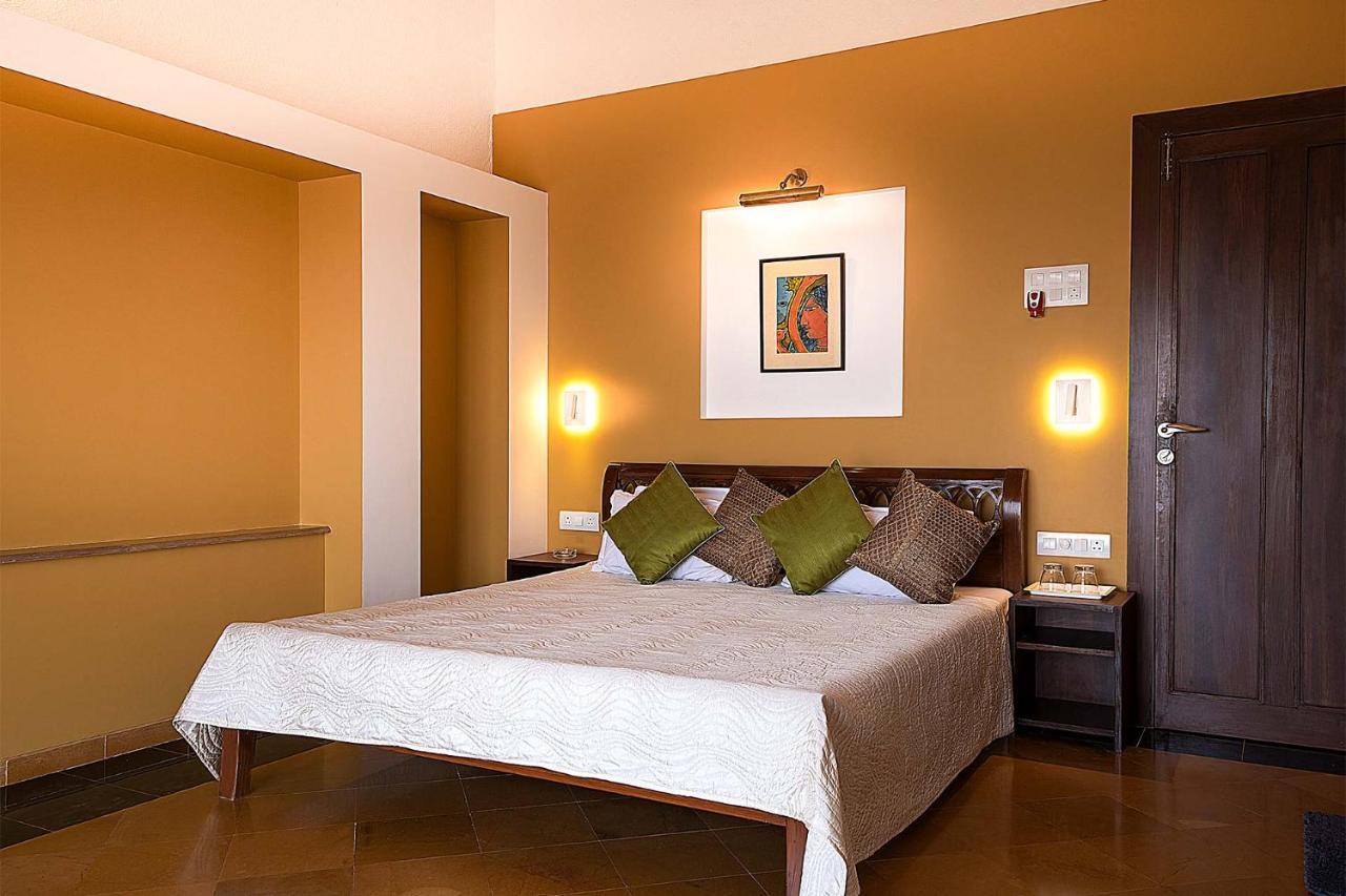 Casamo Silver Oak By Stayvista - Overlooking A Lake & Valley, Lush Green Lawns, & A Private Pool Mahabaleshwar Exterior photo