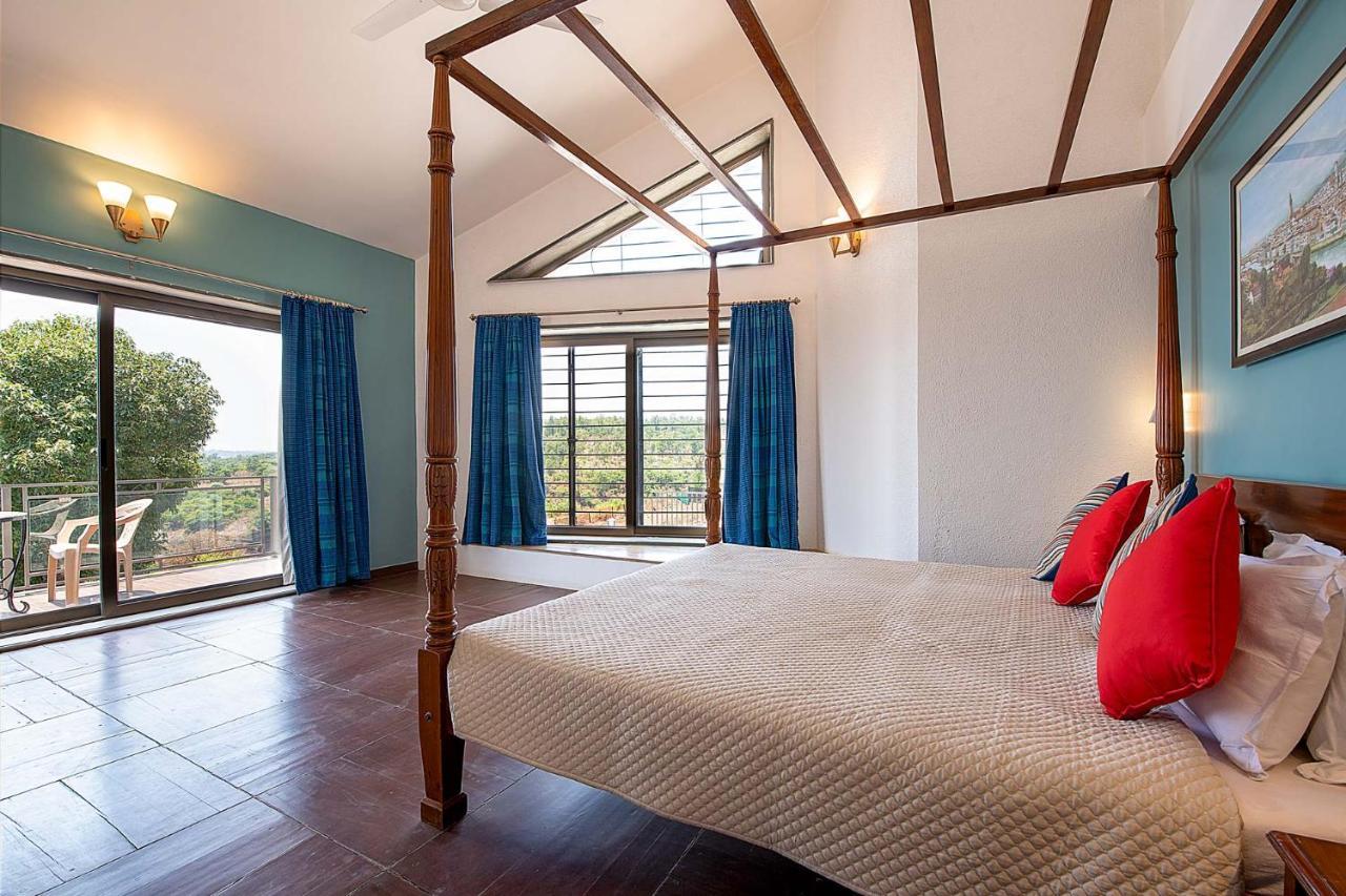 Casamo Silver Oak By Stayvista - Overlooking A Lake & Valley, Lush Green Lawns, & A Private Pool Mahabaleshwar Exterior photo
