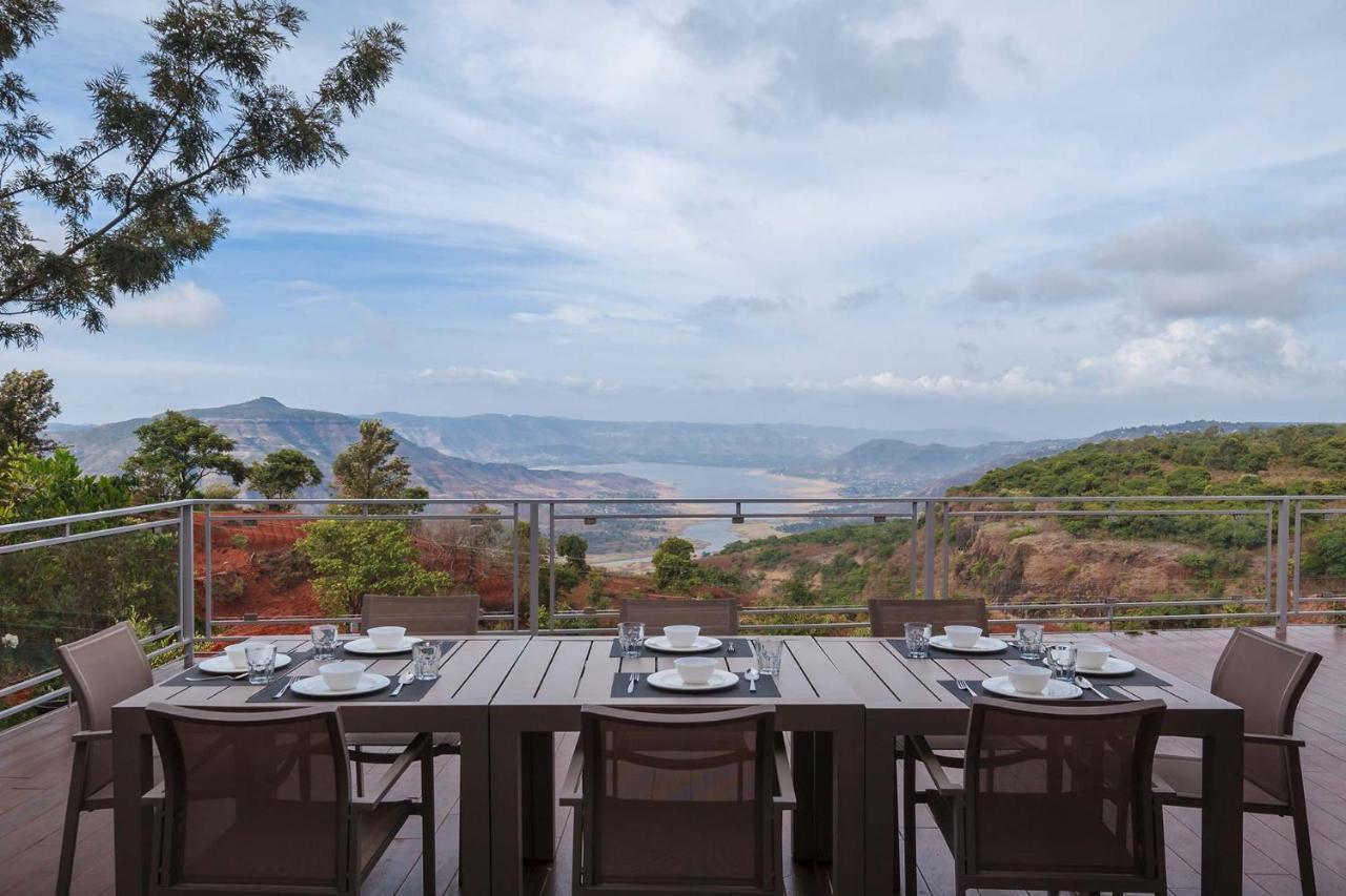 Casamo Silver Oak By Stayvista - Overlooking A Lake & Valley, Lush Green Lawns, & A Private Pool Mahabaleshwar Exterior photo