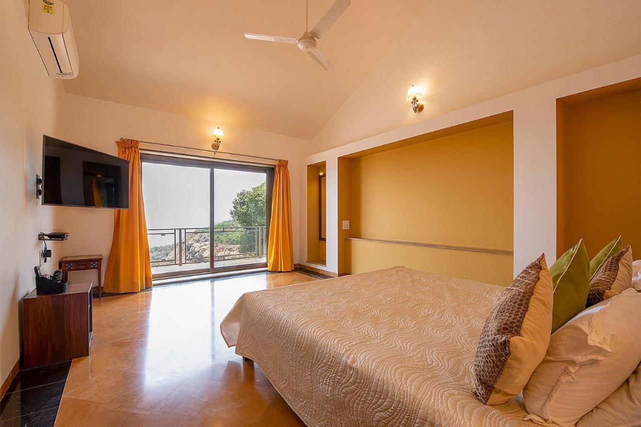 Casamo Silver Oak By Stayvista - Overlooking A Lake & Valley, Lush Green Lawns, & A Private Pool Mahabaleshwar Exterior photo
